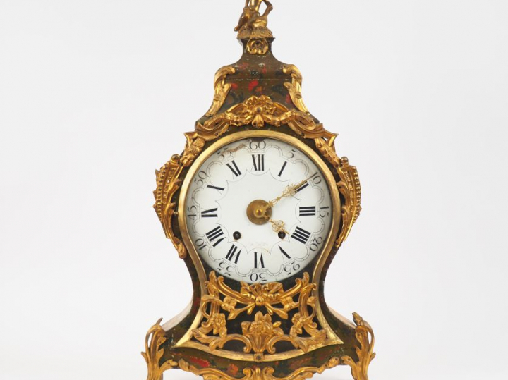 Cartel Louis XV en  Vernis Martin à décor de fleurs polychromes et lai