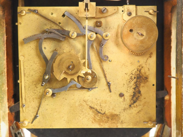 Cartel Louis XV en  Vernis Martin à décor de fleurs polychromes et lai