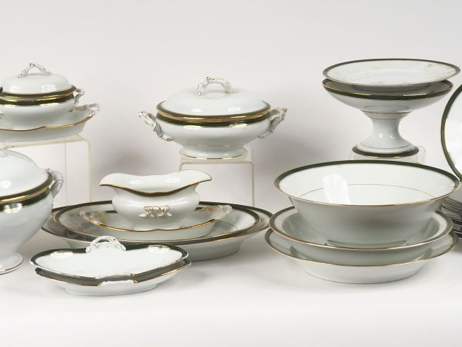 Partie de service de table début XXème en porcelaine blanche à décor d