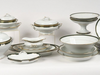 Vente aux enchères Partie de service de table début XXème en porcelaine blanche à décor d