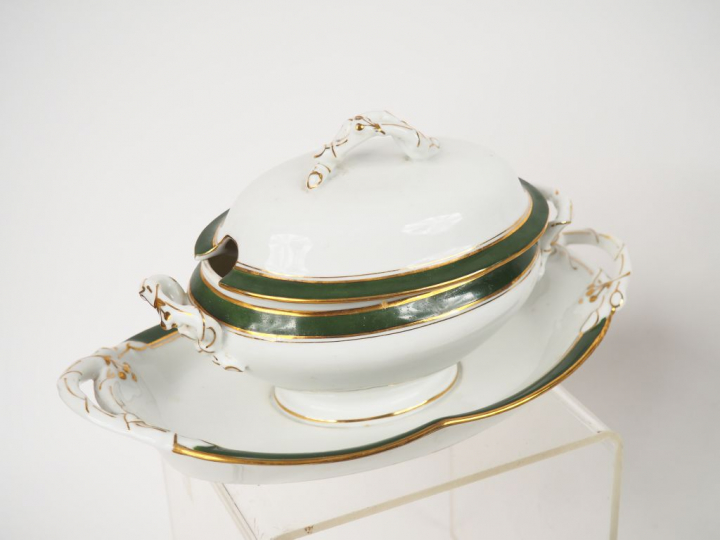 Partie de service de table début XXème en porcelaine blanche à décor d