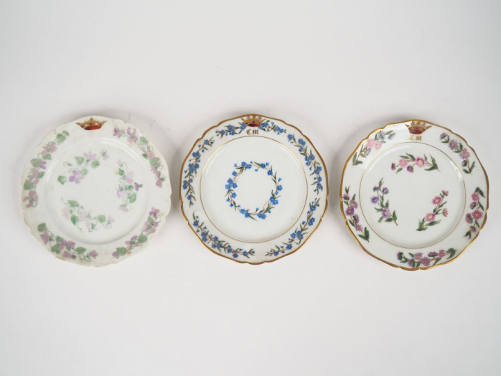 3 différentes séries d'assiettes en porcelaine de Paris, à décor de fl