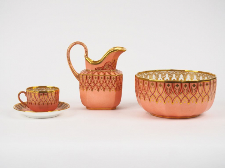 Jatte, verseuse, 5 tasses et sous tasses en porcelaine Restauration à 