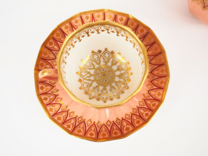 Jatte, verseuse, 5 tasses et sous tasses en porcelaine Restauration à 