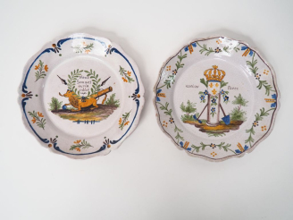 Vente aux enchères Paire d'assiettes Restauration en faience polychrome à décor de devise