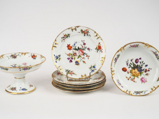 Vente aux enchères 5 assiettes et 2 compotiers Restauration en porcelaine de Paris, à déc