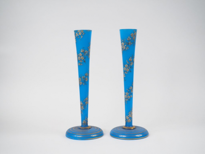 Paire de soliflores Napoléon III en opaline bleue à décor émaillé blan