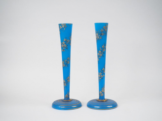 Vente aux enchères Paire de soliflores Napoléon III en opaline bleue à décor émaillé blan