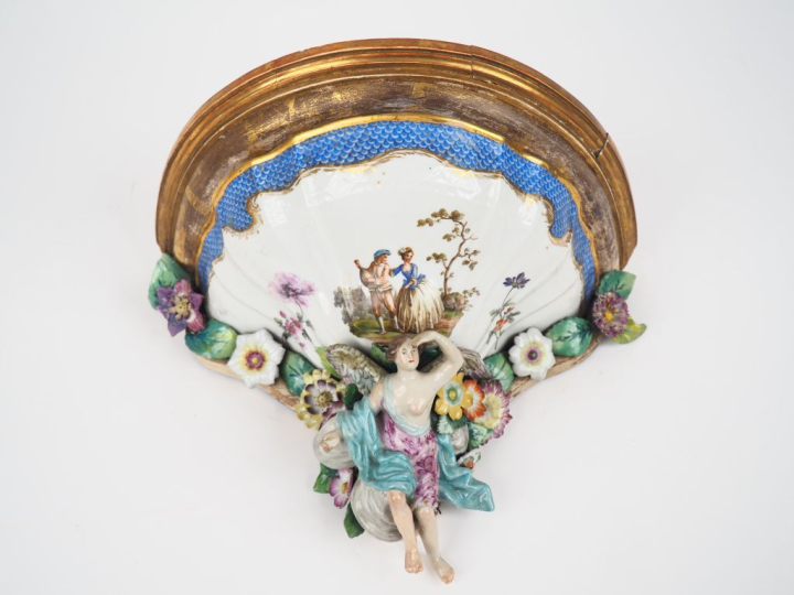 Sellette XIXème en porcelaine polychrome de Saxe à décor en relief d'a