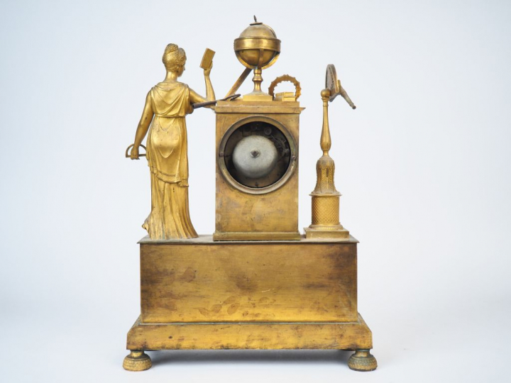 Pendule Directoire en bronze doré figuant une allégorie de la géograph