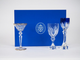 Vente aux enchères SAINT-LOUIS. Service de verres en cristal comprenant :  - 12 verres à 