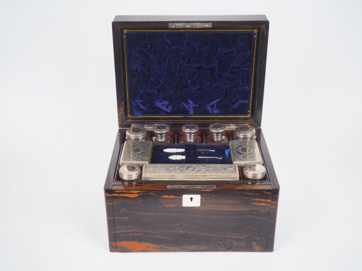 Coffret de voyage en ébène de macassar, cristal et métal argenté (fent