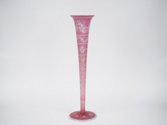 Vente aux enchères Grand vase cornet en opaline rose et blanche, à décor de fleurs, de fe