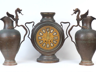 Vente aux enchères Devanture de pharmacie en cuivre martelé et peint comprenant : une pen