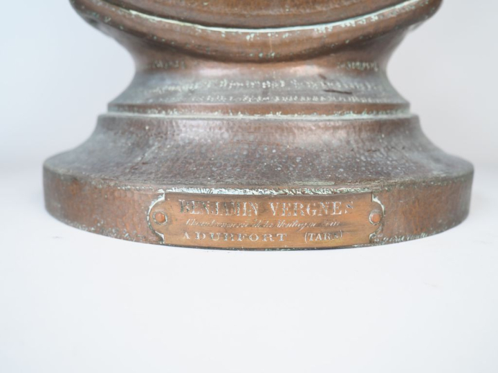 Devanture de pharmacie en cuivre martelé et peint comprenant : une pen