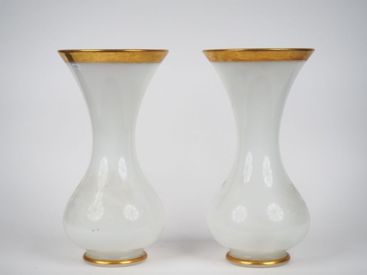 Paire de vases cornet Napoléon III en opaline blanche à décor de liser