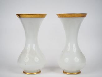 Vente aux enchères Paire de vases cornet Napoléon III en opaline blanche à décor de liser