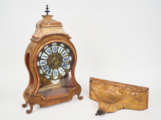 Vente aux enchères Cartel Louis XV en bois doré, avec son support, cadran en partie émail