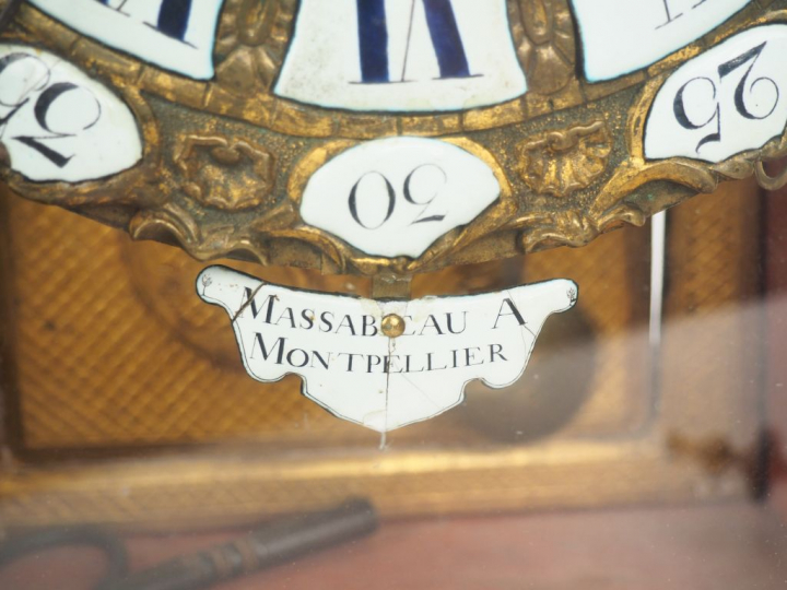 Cartel Louis XV en bois doré, avec son support, cadran en partie émail