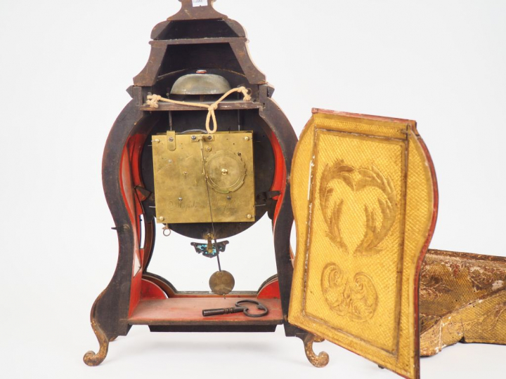 Cartel Louis XV en bois doré, avec son support, cadran en partie émail