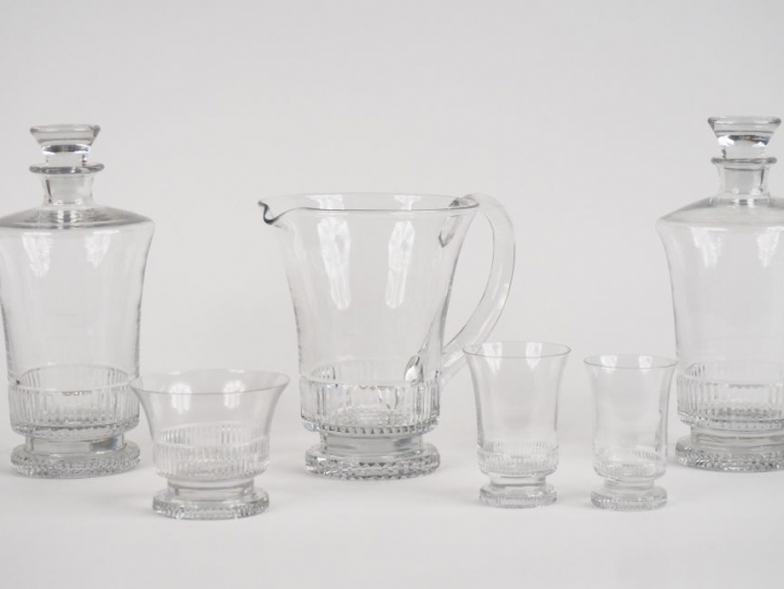 SAINT-LOUIS.  Partie de service en cristal comprenant : une paire de f