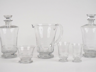 Vente aux enchères SAINT-LOUIS.  Partie de service en cristal comprenant : une paire de f