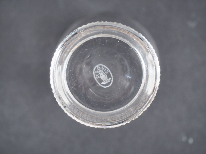 SAINT-LOUIS.  Partie de service en cristal comprenant : une paire de f