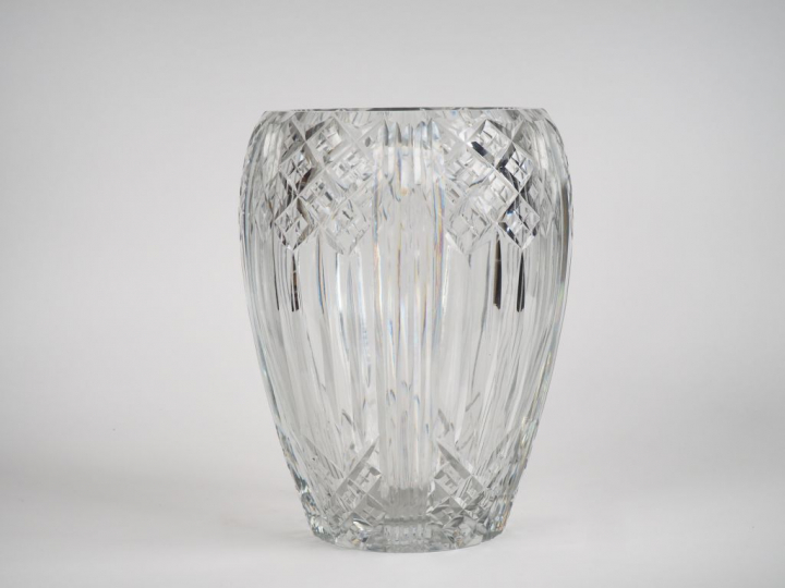 SAINT-LOUIS.  Grand vase ovoide en cristal taillé à décor de cannelure