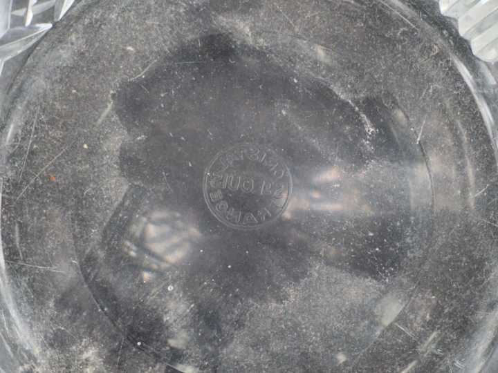 SAINT-LOUIS.  Grand vase ovoide en cristal taillé à décor de cannelure