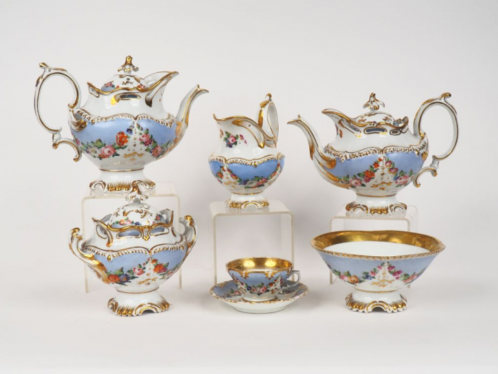 Service à thé Napoléon III en porcelaine de Paris, à décor de fleurs p