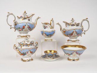 Vente aux enchères Service à thé Napoléon III en porcelaine de Paris, à décor de fleurs p