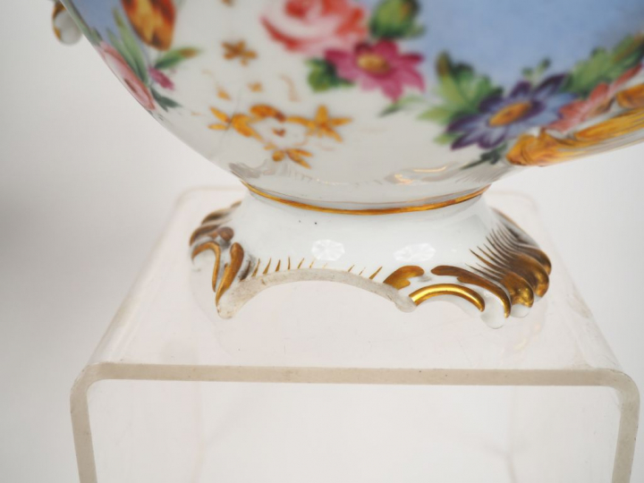 Service à thé Napoléon III en porcelaine de Paris, à décor de fleurs p