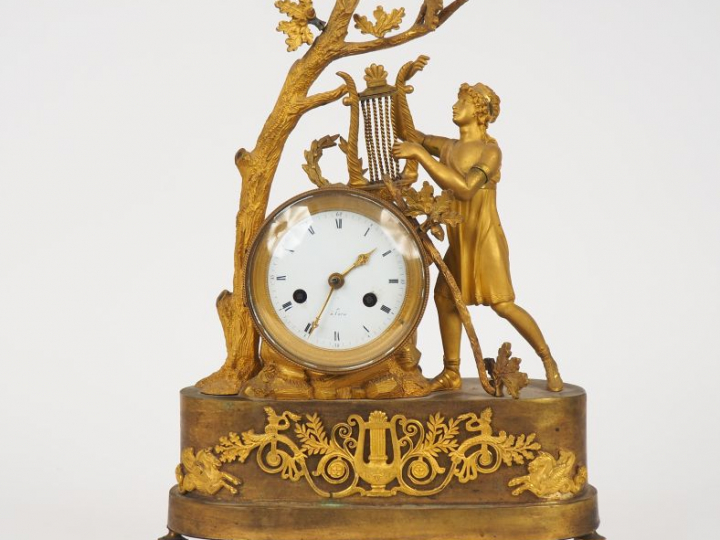 Pendule de cheminée Directoire en bronze doré "Apollon tenant une lyre