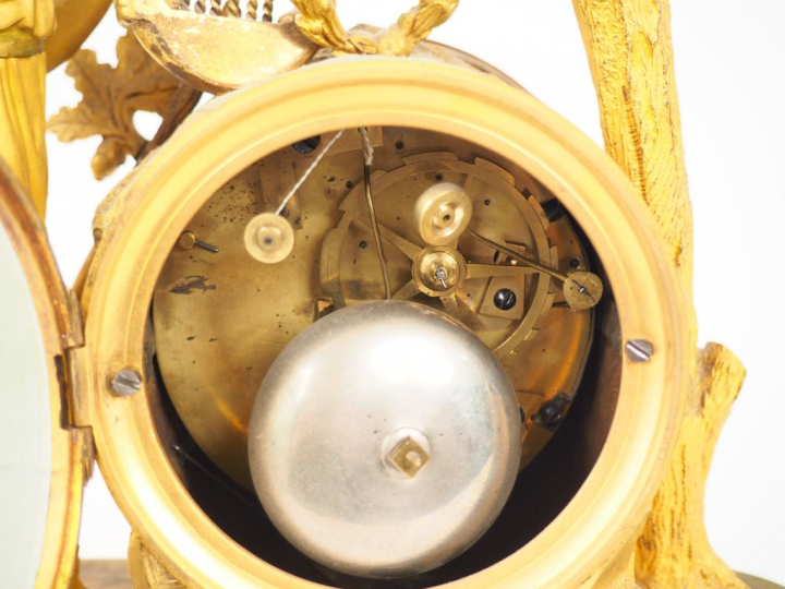 Pendule de cheminée Directoire en bronze doré "Apollon tenant une lyre