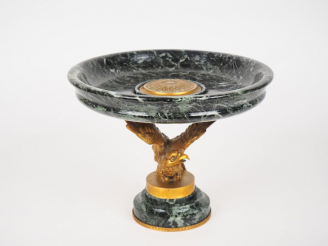 Vente aux enchères Coupe de style Empire en marbre vert, piétement en forme d'aigle en br