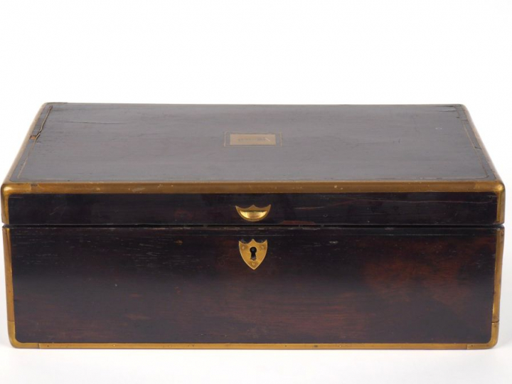 Ecritoire Napoléon III en palissandre fileté de laiton, couvercle orné