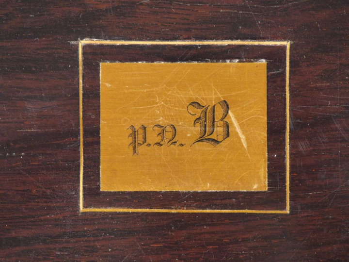 Ecritoire Napoléon III en palissandre fileté de laiton, couvercle orné