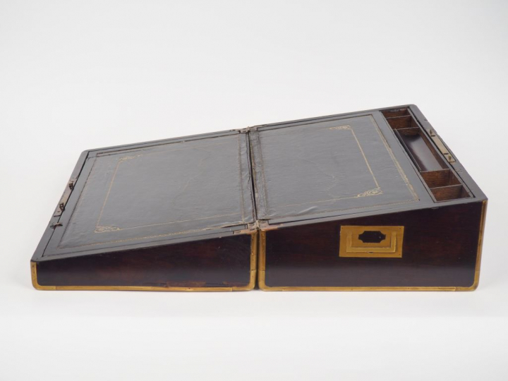 Ecritoire Napoléon III en palissandre fileté de laiton, couvercle orné