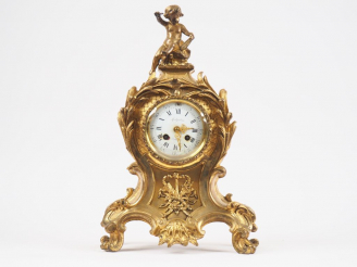 Vente aux enchères Cartel de style Louis XV en bronze doré, à décor d'amour, de trophée, 