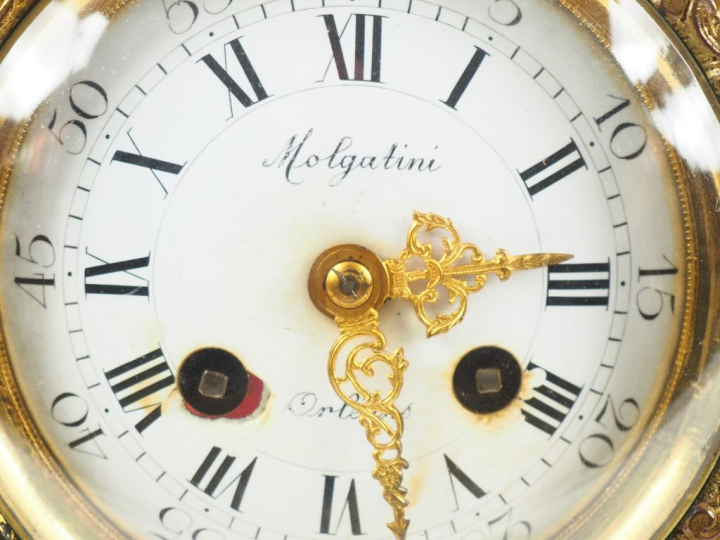 Cartel de style Louis XV en bronze doré, à décor d'amour, de trophée, 