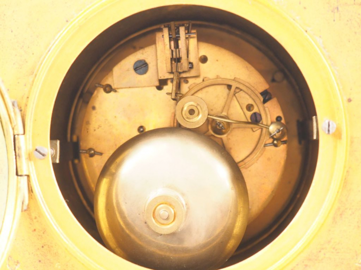 Cartel de style Louis XV en bronze doré, à décor d'amour, de trophée, 