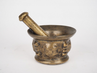 Vente aux enchères Mortier et son pilon XVIIème en bronze. Dim. du mortier : 8 x 12 cm L.