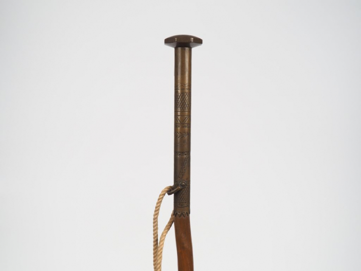 Makila, pommeau en laiton gravé.