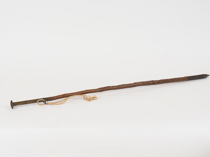 Makila, pommeau en laiton gravé.