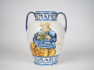 Vente aux enchères Vase à anses XIXème en faience italienne à décor polychrome figurant S