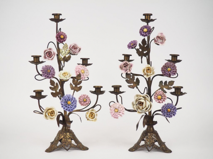 Paire de candélabres Napoléon III en métal, laiton et émail polychrome