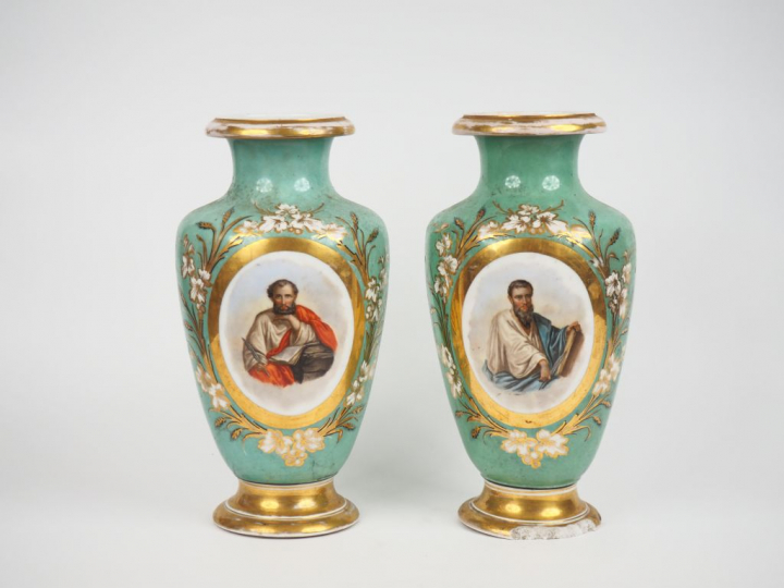 Paire de vases Napoléon III en porcelaine polychrome de Paris, à décor