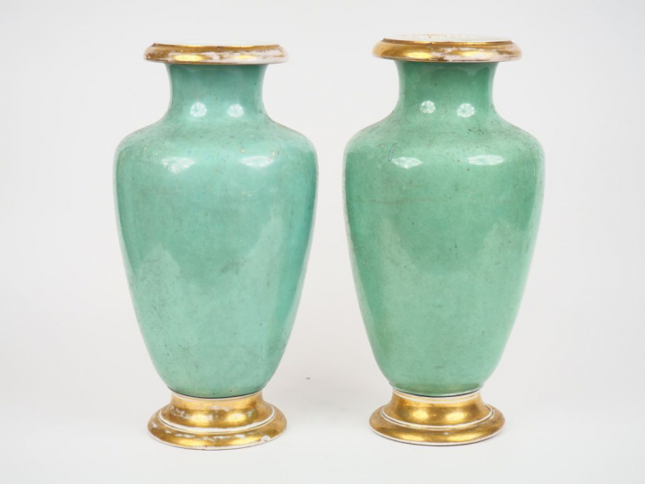 Paire de vases Napoléon III en porcelaine polychrome de Paris, à décor