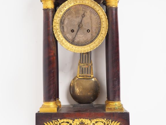 Pendule portique Empire en acajou et placage d'acajou, belle ornementa