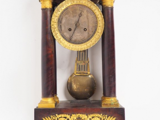 Vente aux enchères Pendule portique Empire en acajou et placage d'acajou, belle ornementa